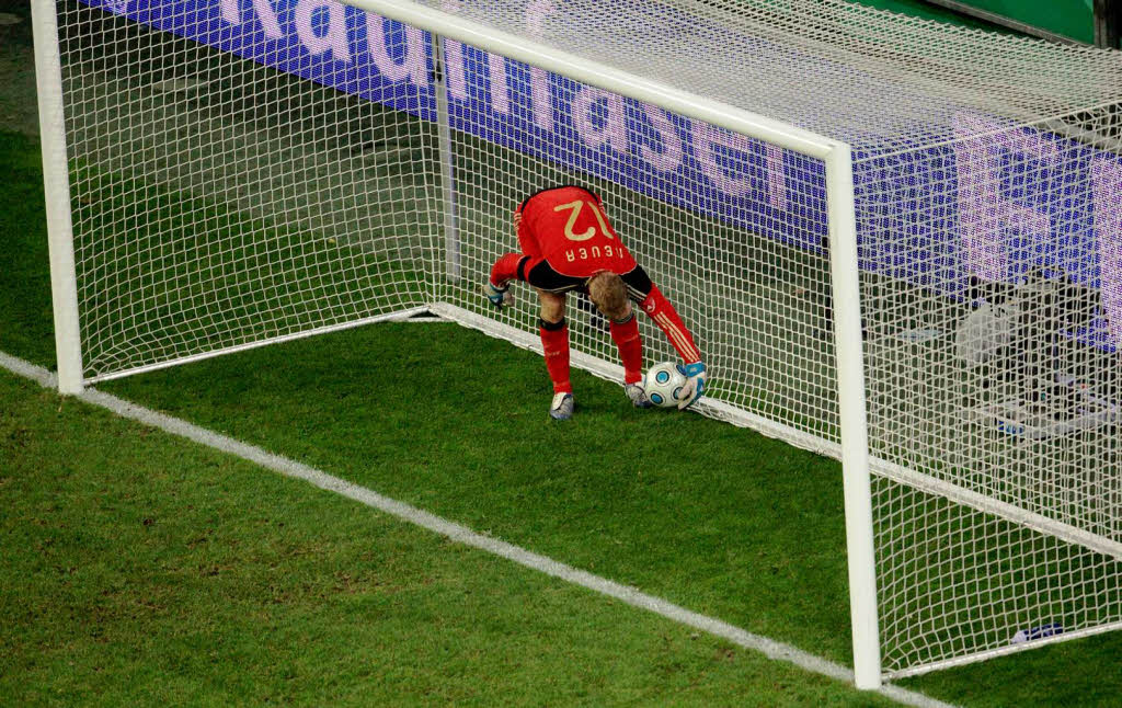 Manuel Neuer holt den Ball nach dem Gegentreffer zum 1:1 aus dem Netz.