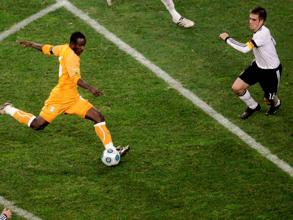 Seydou Doumbia (l) zieht vor dem Deutschen Philipp Lahm (r) zur 2:1-Fhrung ab.