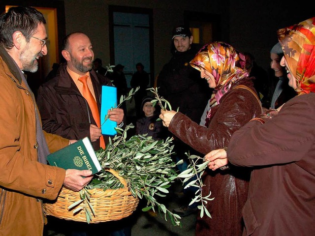 Olivenzweige verteilt Walter Vehmann (...sche Teilnehmerinnen des Friedensweges  | Foto: Nikolaus Trenz
