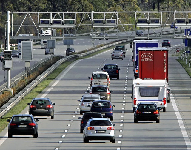 Auf der Autobahn bei Leipzig sind am W...onalligisten aus Sdbaden unterwegs.    | Foto: dpa