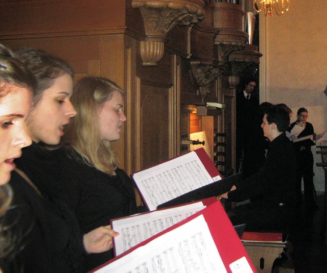 Mit dem &#8222;Ladies Choir&#8220; St....ch musizierte Organist Andreas Mlder.  | Foto: Anne Freyer