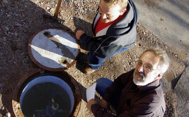 Gemeinderat Bernhard Zanon (links) und...aus in die neue Abwasserleitung pumpt.  | Foto: Sebastian Barthmes