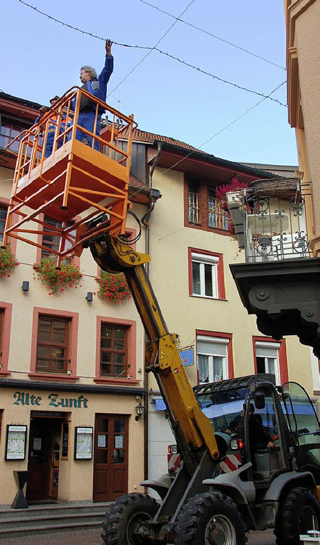 Gestern ist mit der Montage des ersten...  Sckinger Altstadt begonnen worden.   | Foto: axel kremp