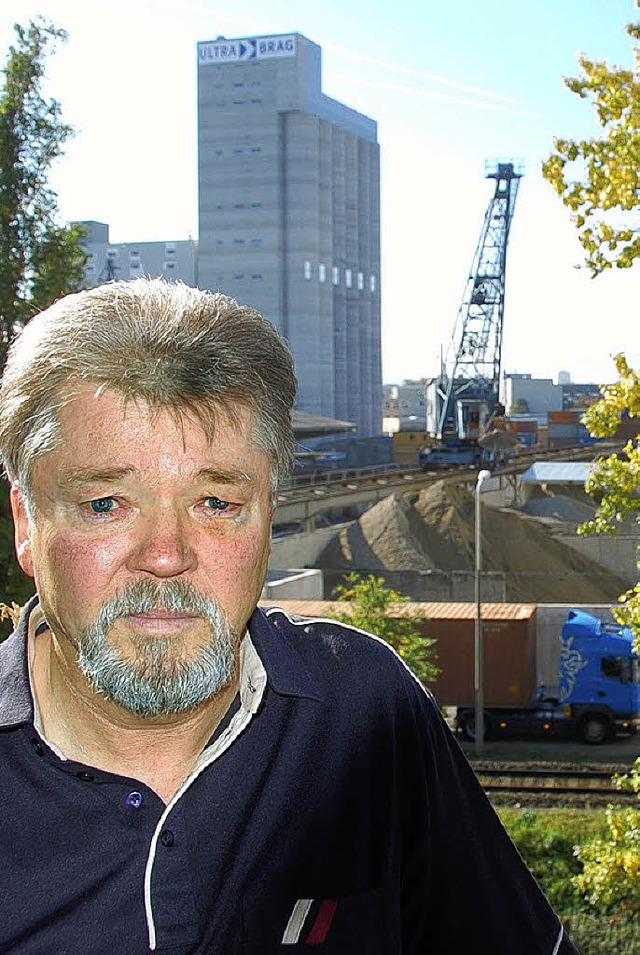 Hans-Josef Memann und hinter ihm das Gleis der Hafenbahn  | Foto: BZ