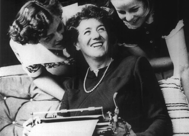 Enid Blyton &#8211; hier bei der Arbei...rst 1963 in eine BBC-Sendung geladen.   | Foto: DPA