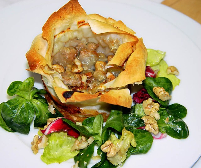 Schn bunt: Birnen-Gorgonzola-Trtchen, umrahmt von Salat.  | Foto: stechl