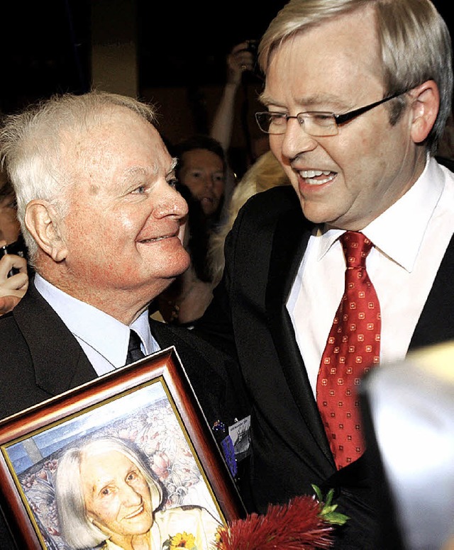 Australiens Regierungschef Kevin Rudd ... entschuldigt sich bei John Hennessy.   | Foto: AFP