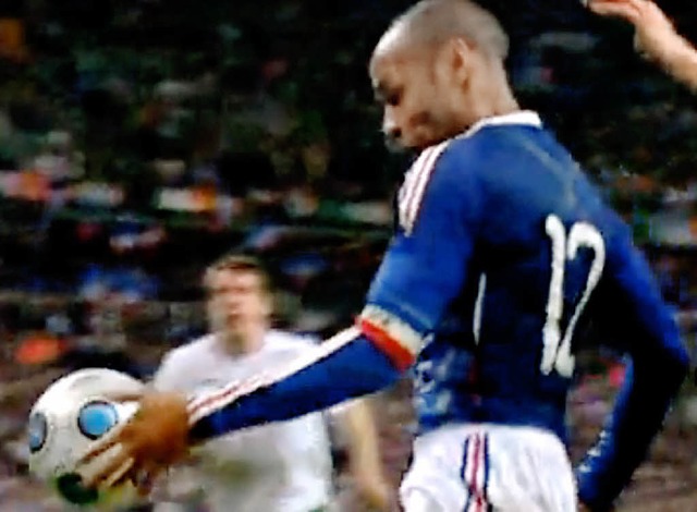 TV-Beweis: Thierry Henry mit der Hand am Ball  | Foto: AFP