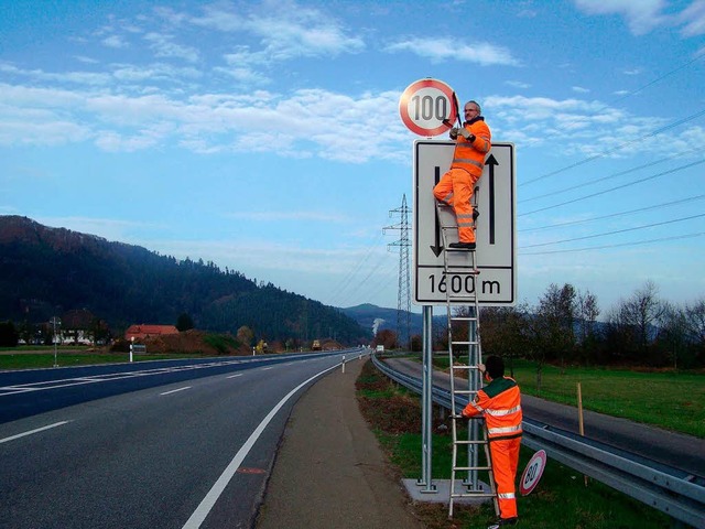 Mitarbeiter der Straenmeisterei Hasla...100 Bereich auf der B 33 im Kinzigtal.  | Foto: Landratsamt