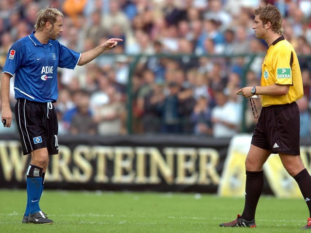 Schiedsrichter Robert Hoyzer (rechts) ... verschobenen Pokalspiel in Paderborn.  | Foto: dpa