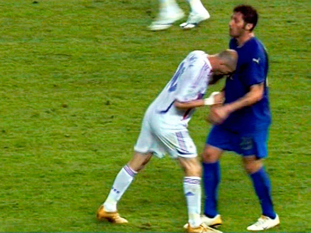 WM-Finale 2006: Zinedine Zidane streckt Marco Materazzi nieder. Zuvor lieferten sich die Streithhne ein Wortgefecht.