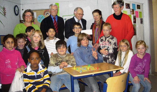 Eine 1000-Euro-Spende  berbrachte Arn...&#8222;Arche&#8220; in Bad Krozingen.   | Foto: Lothar Bhnert