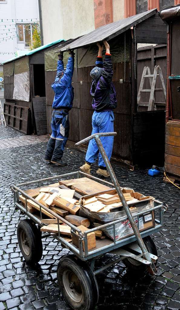 Eine Holzbude wird in der Franziskanerstrae aufgebaut.