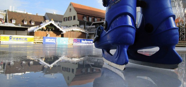 Startklar: Die Eiszeit kann beginnen. ...ftbahn auf dem Marktplatz geffnet.     | Foto: Helmut Seller