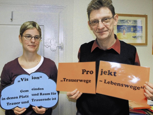 Silke Winkler und Konrad Siebert mit S...eues Trauerpastoral-Konzept benennen.   | Foto: Freudig