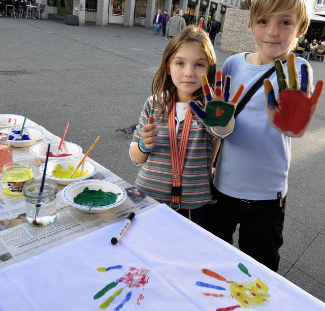 Auch Julia und Patrick hinterlieen ih...uck fr Kinderrechte auf Stofffahnen.   | Foto: Ruda