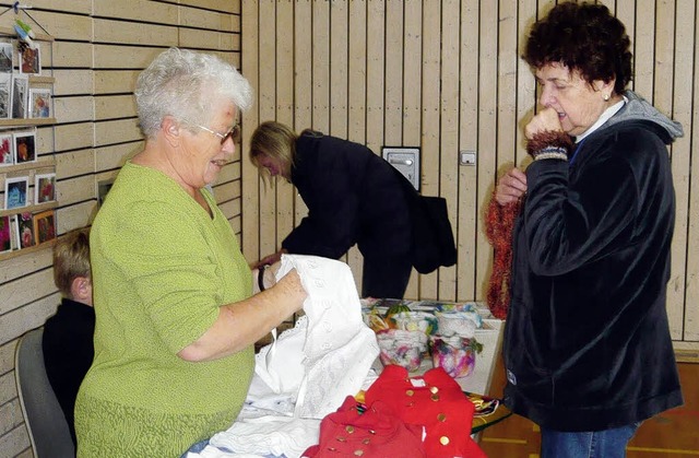 Bestrickend   fanden   die Besucher  d...gebot  beim  AWO-Basar in   Hausen.     | Foto: Klaus Brust