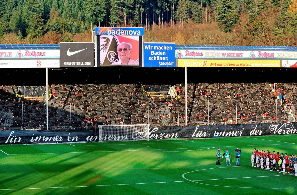 Viele Vorbereitungen fr eine Choreografie: Die SC-Fans gedenken des verstorbenen Prsidenten Achim Stocker.