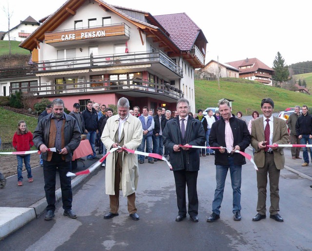 Gemeinderat Gottfried Schneider, Plane...gaben die sanierte Finsterbachbrcke.   | Foto: Kurt Meier