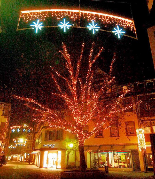 Weihnachten in der Lahrer Innenstadt: ...alte und junge  Menschen in die Stadt.  | Foto: Wolfgang Knstle