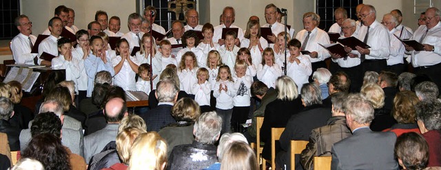 Vor vollbesetzten Reihen sangen die kl...s Mnnerchores &#8222;Harmonie&quot;.   | Foto: Cremer