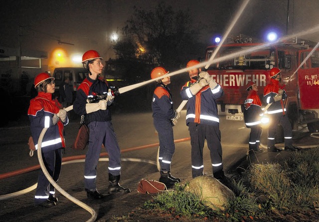 Mit vereinten Krften  zeigten die Abt... der Feuerwehrtechnik umgehen knnen.   | Foto: Freudenthal