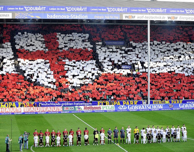 Ein letzter Gru der Sportclub-Fans; mehr Bilder unter www.badische-zeitung.de    | Foto: dpa