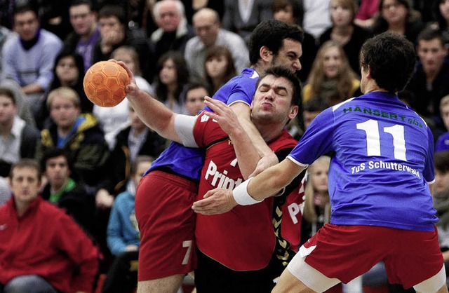 Augen zu und durch: Hedos-Spieler Michael Kempf  gegen die Schutterwlder Abwehr  | Foto: Faruk nver