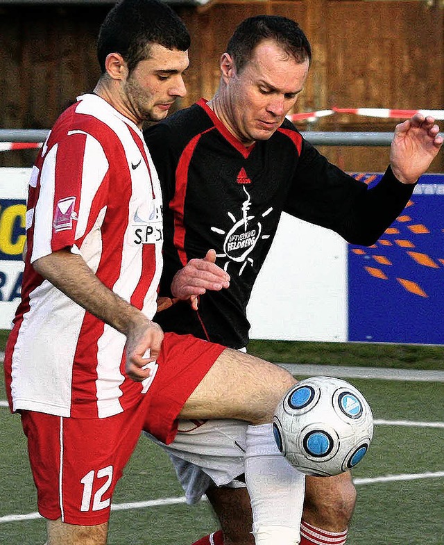 Auf Ballhhe:  Hinterzartens Spielertr...m Zweikampf mit dem Villinger Yacici.   | Foto: Joachim Hahne