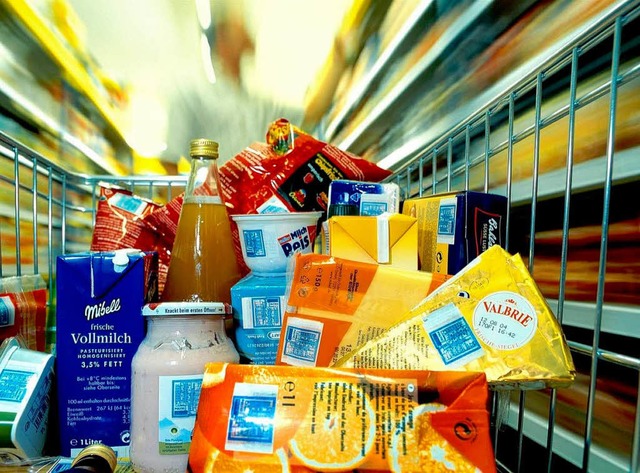Wegen Lebensmitteln kommen die Kunden in den Discounter  | Foto: ddp