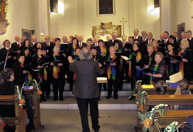 Der Gesangverein Hartheim trat beim Ko...dergrund Dirigent Helmut Schwitalla.    | Foto: Dietmar Lsch