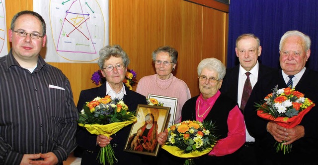 Urkunden und Blumen fr treue Mitglied...ender Hans Stanic und Andres Reinholz   | Foto: axel fleig