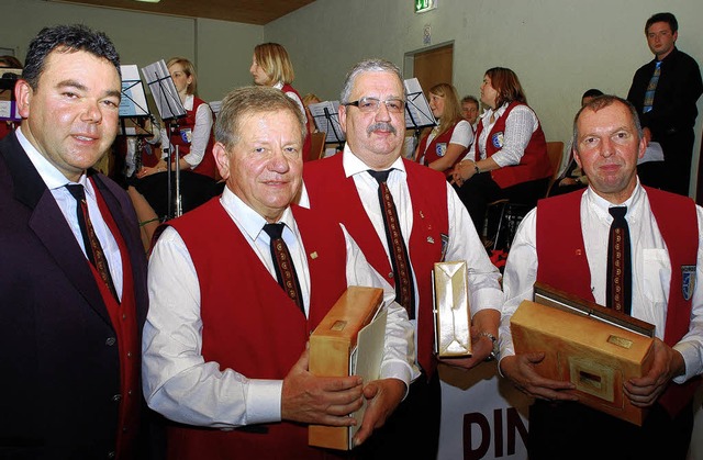 Der Vorsitzende der Dinglinger Harmoni...op, Jrgen Siefert und Roland Kappis.   | Foto: axel fleig