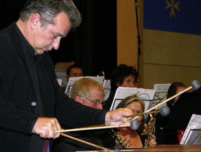 Hochkonzentriert mit zwei Hnden und v...rster ein in die Marimba-Klangwelten.   | Foto: Sabine Model