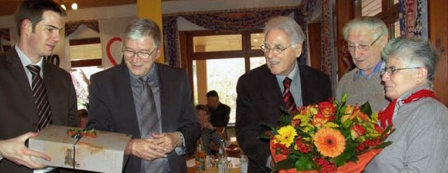 Die Ehrenmedaille des AWO-Bezirksverba...r Sren Funk (von rechts) gratulierten  | Foto: Pia Grttinger