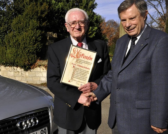 Seit 70 Jahren unfallfrei: Wilhelm Wil... Ehrenurkunde der Kreisverkehrswacht.   | Foto: Mnch