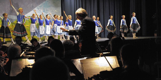 Blick ins Orchester mit Dirigent Uwe Mller-Feser und die Sngerin.   | Foto: Volker Mnch