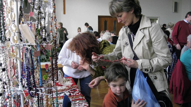Einkaufen fr den guten Zweck beim Weihnachtsbasar   | Foto: Bhler-Mller