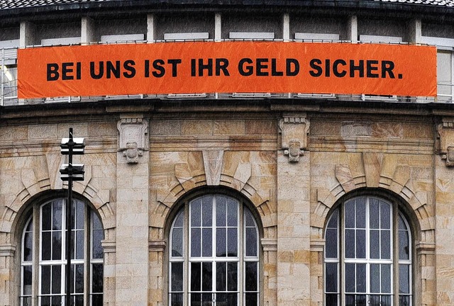 <ppp>aber sitzt es auch noch locker? Banner am Freiburger Stadttheater</ppp>.  | Foto: Ingo Schneider