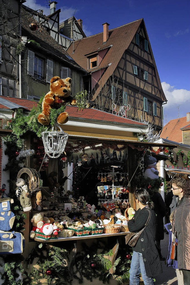 Die Holzbuden der Colmarer Weihnachtsm...en sich harmonisch ins Stadtbild ein.   | Foto: Fotos: Sbastian Niess