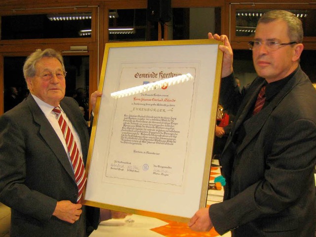 Hans Schmidt mit der Ehrenbrgerurkund... ihm Brgermeister Singler berreicht.  | Foto: Otmar Faller