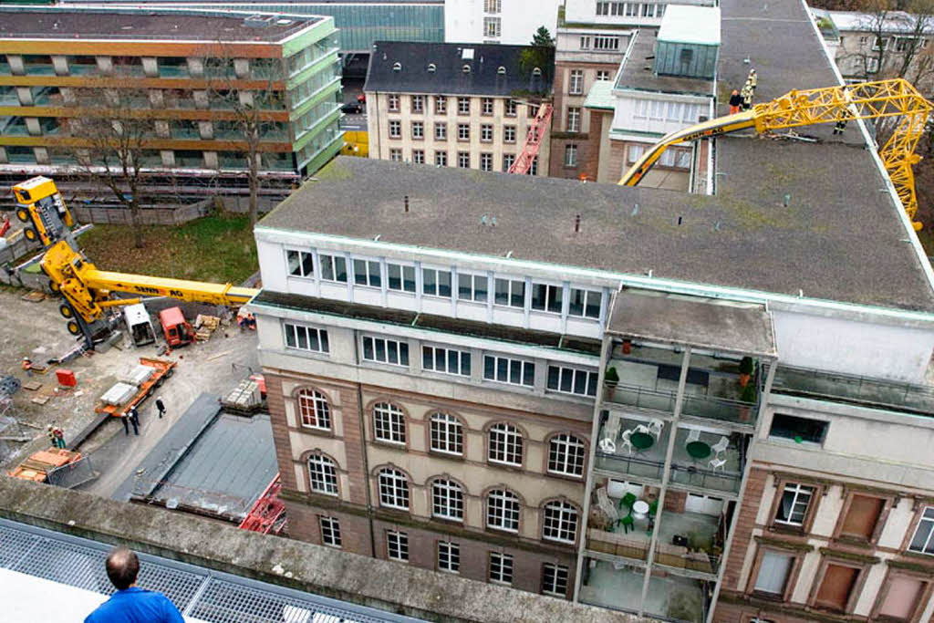 Das Gleichgewicht verloren hat ein Autokran in Basel: Er strzte auf das Kinderkrankenhaus.