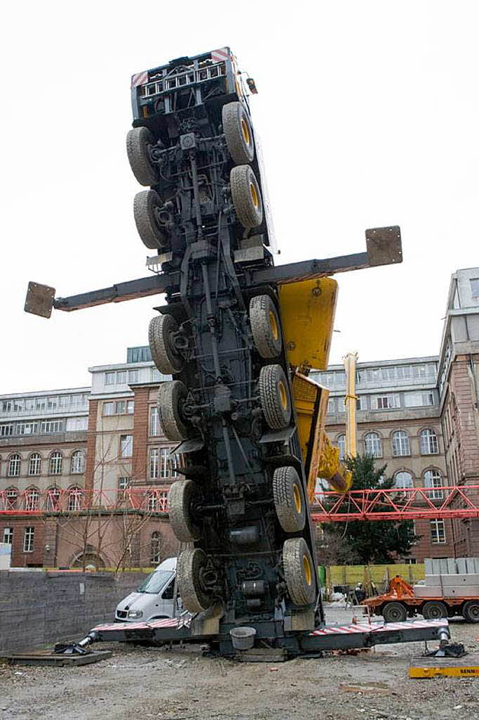 Das Gleichgewicht verloren hat ein Autokran in Basel: Er strzte auf das Kinderkrankenhaus.