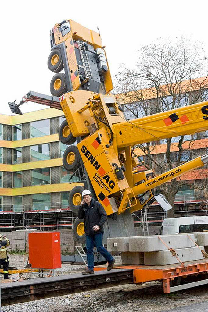 Das Gleichgewicht verloren hat ein Autokran in Basel: Er strzte auf das Kinderkrankenhaus.