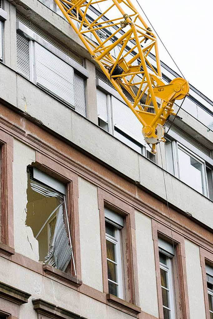 Das Gleichgewicht verloren hat ein Autokran in Basel: Er strzte auf das Kinderkrankenhaus.