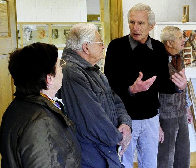 Lothar Zierer (rechts) erklrt Besuche...m Bahnhfle in Seelbach seine Bilder.   | Foto: Wolfgang Knstle