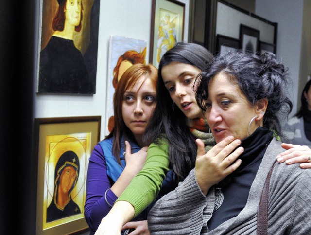Studentinnen aus Edirne freuen sich b...sentation ihrer Werke im Landratsamt.   | Foto: Barbara  Ruda
