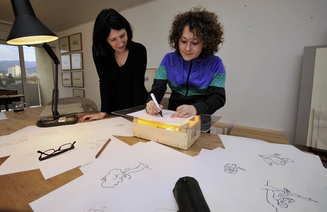 Savana Bonfig (rechts) und  Gabriela Stellino im Atelier.  | Foto: Ingo Schneider
