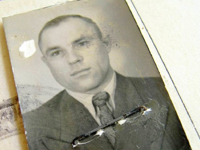 Das Passfoto des mutmalichen NS-Krieg...tionskarte aus dem Jahr 1948 zu sehen.  | Foto: dpa