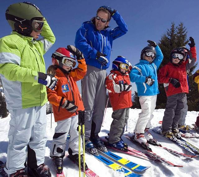 Zeigen, worauf es ankommt: Skilehrer b..., wie sie heil ber die Piste kommen.   | Foto: dpa